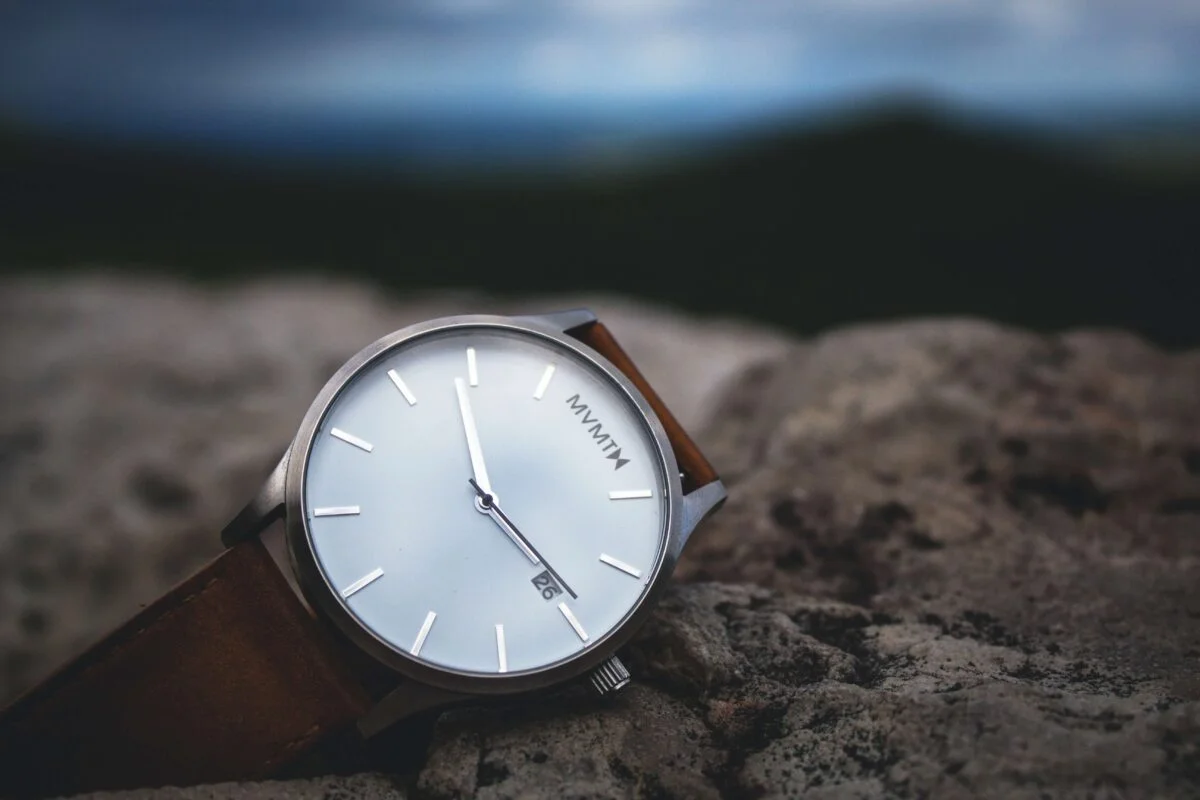 Causes courantes du retard d'une montre